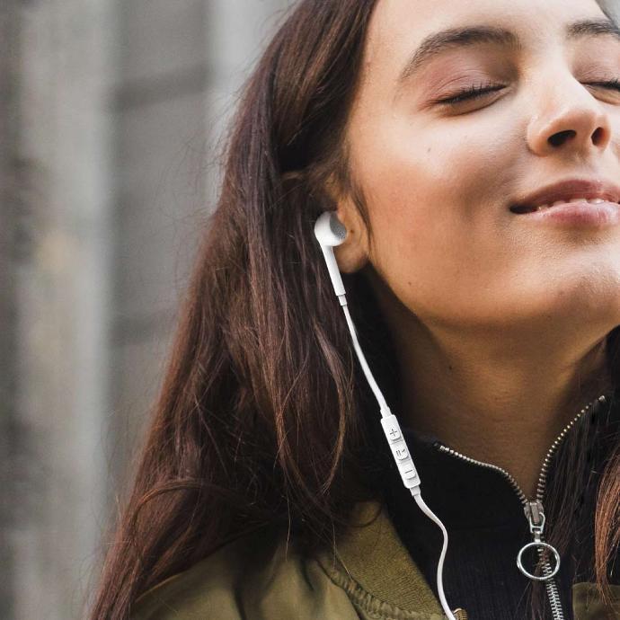 Powerology HD Sound Mono Earphone alt tag="Powerology Audio Mono Earphone Lightning Connector HD Sound White"