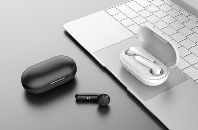 laptop mouse pad with Powerology earbuds on the tale alt="Powerology earbuds white color on the laptop mouse pad beside back earbuds Powerology"